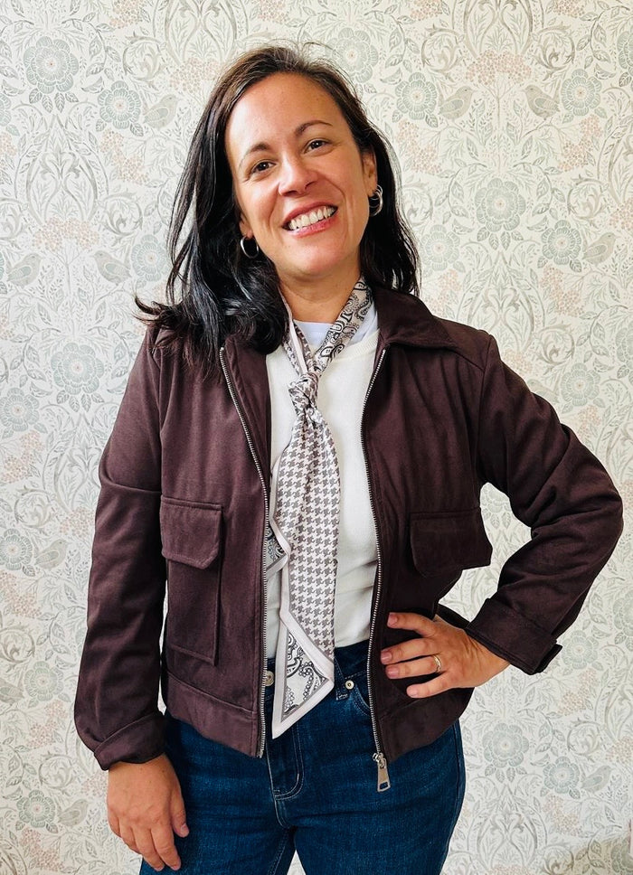 Giacca donna effetto camoscio con zip e colletto, con tasche aperte sul davanti. Taglia unica consigliata fino alla 44/46. Outfit Must-Haves Made in Italy 