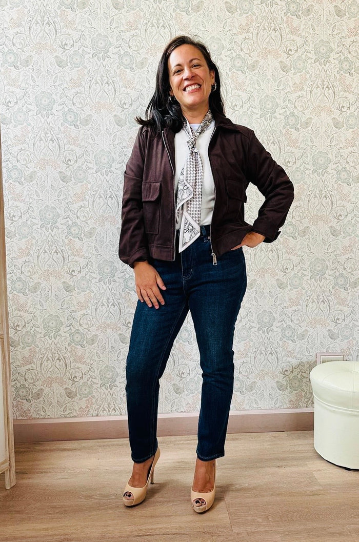 Giacca donna effetto camoscio con zip e colletto, con tasche aperte sul davanti. Taglia unica consigliata fino alla 44/46. Outfit Must-Haves Made in Italy 