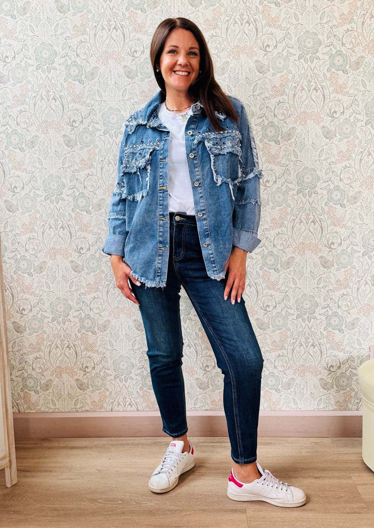 Giacca jeans in tessuto denim dal taglio dritto e molto ampio, tasche a vista aperte sul davanti con applicazioni e dettagli sfrangiati. 