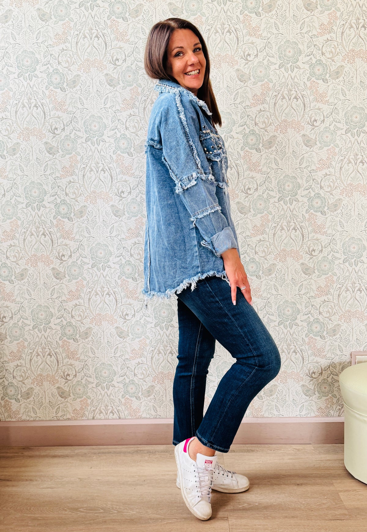 Giacca jeans in tessuto denim dal taglio dritto e molto ampio, tasche a vista aperte sul davanti con applicazioni e dettagli sfrangiati. 