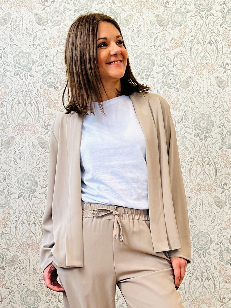 Giacca blazer dotata di spalline imbottite. Rimane aperta. 