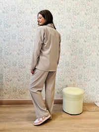 Giacca blazer dotata di spalline imbottite. Rimane aperta. 