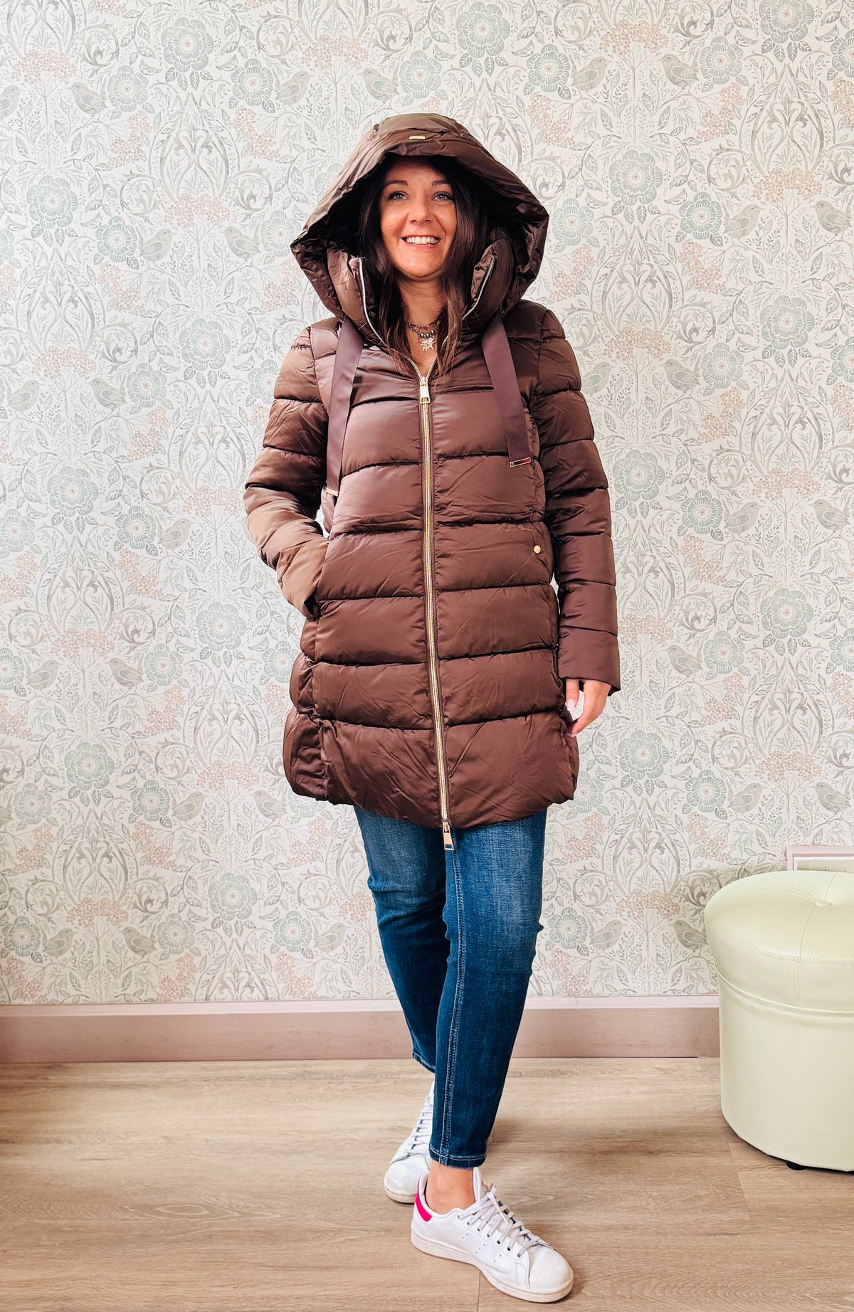 Giacca piumino con cappuccio, chiusura con zip e tasche laterali.  