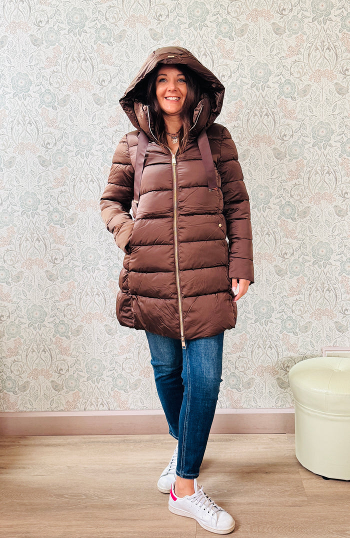  Giacca piumino con cappuccio, chiusura con zip e tasche laterali.  