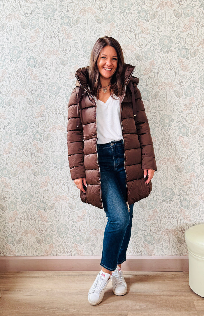 Giacca piumino con cappuccio, chiusura con zip e tasche laterali.  