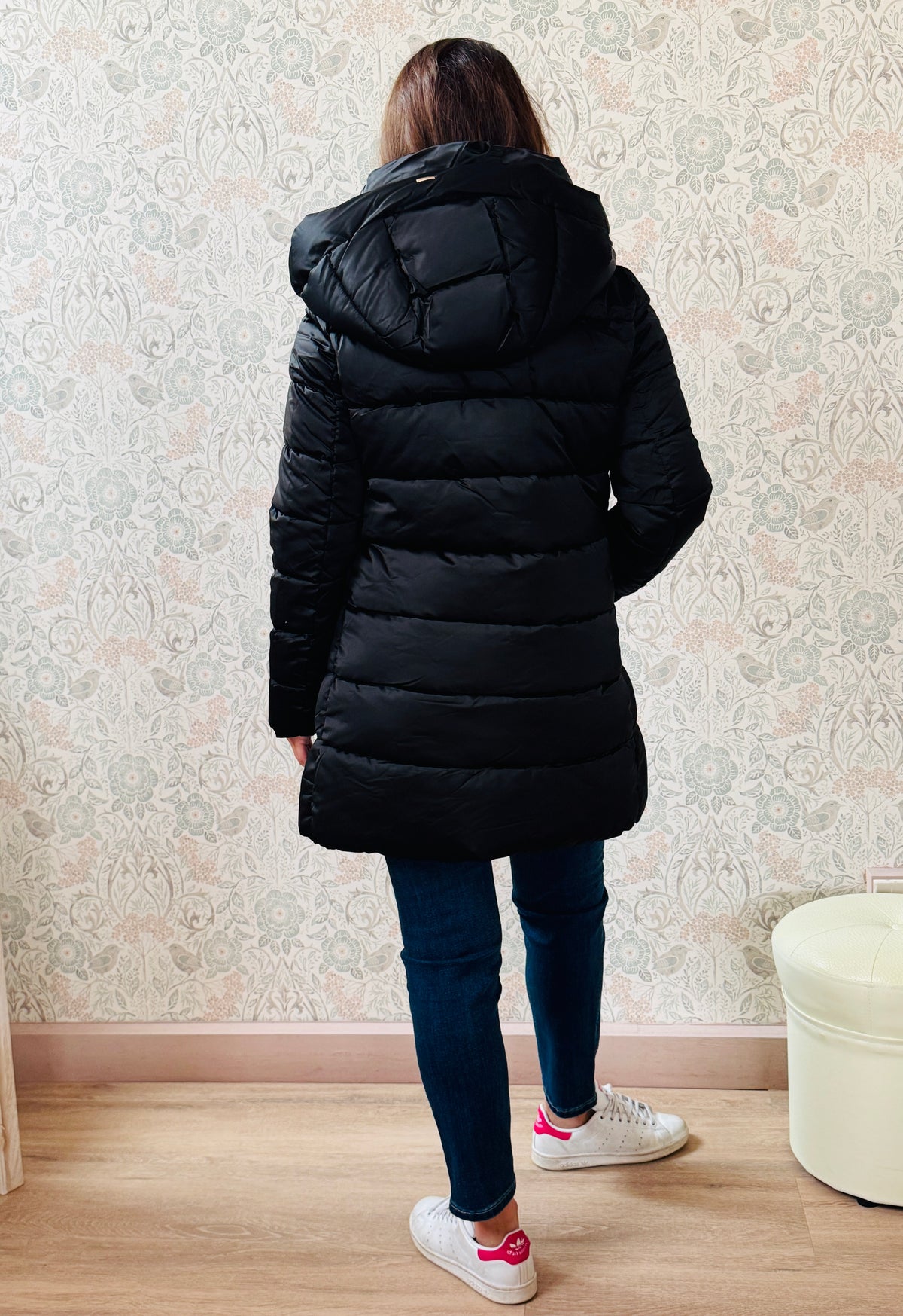 Giacca piumino con cappuccio, chiusura con zip e tasche laterali.   
