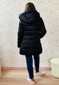 Giacca piumino con cappuccio, chiusura con zip e tasche laterali.   