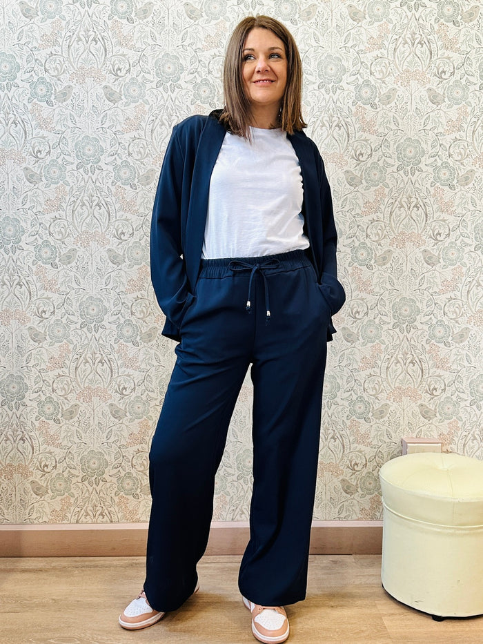 Giacca blazer blu comoda e leggera ma allo stesso tempo elegante. 