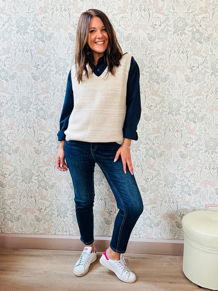Gilet in maglia senza maniche con scollo a V, lavorazione a costine e sfumature melange.
