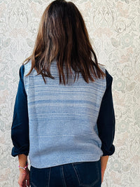 Gilet in maglia senza maniche con scollo a V, lavorazione a costine e sfumature melange.