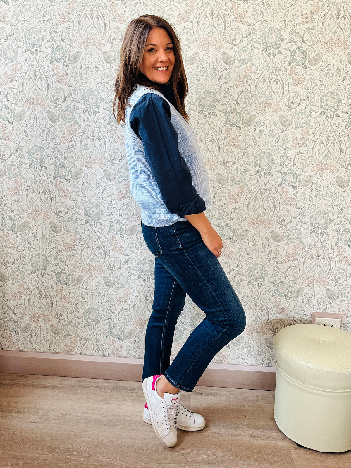 Gilet in maglia senza maniche con scollo a V, lavorazione a costine e sfumature melange.