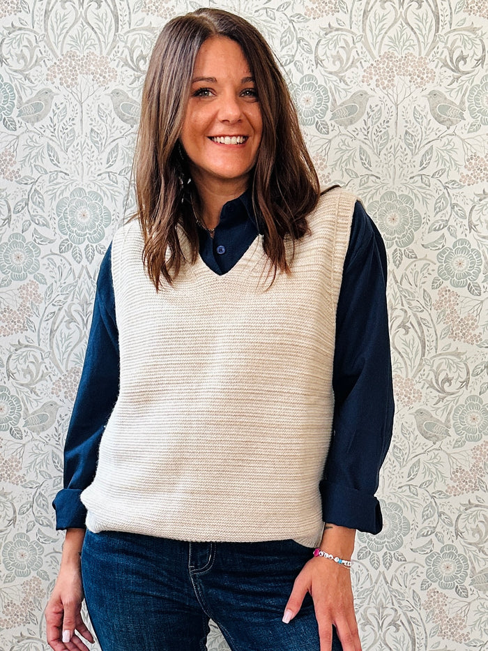Gilet in maglia misto lana senza maniche con scollo a V. Lavorazione a costine e sfumature melange.