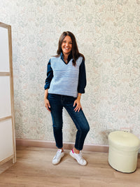 Gilet in maglia senza maniche con scollo a V, lavorazione a costine e sfumature melange.