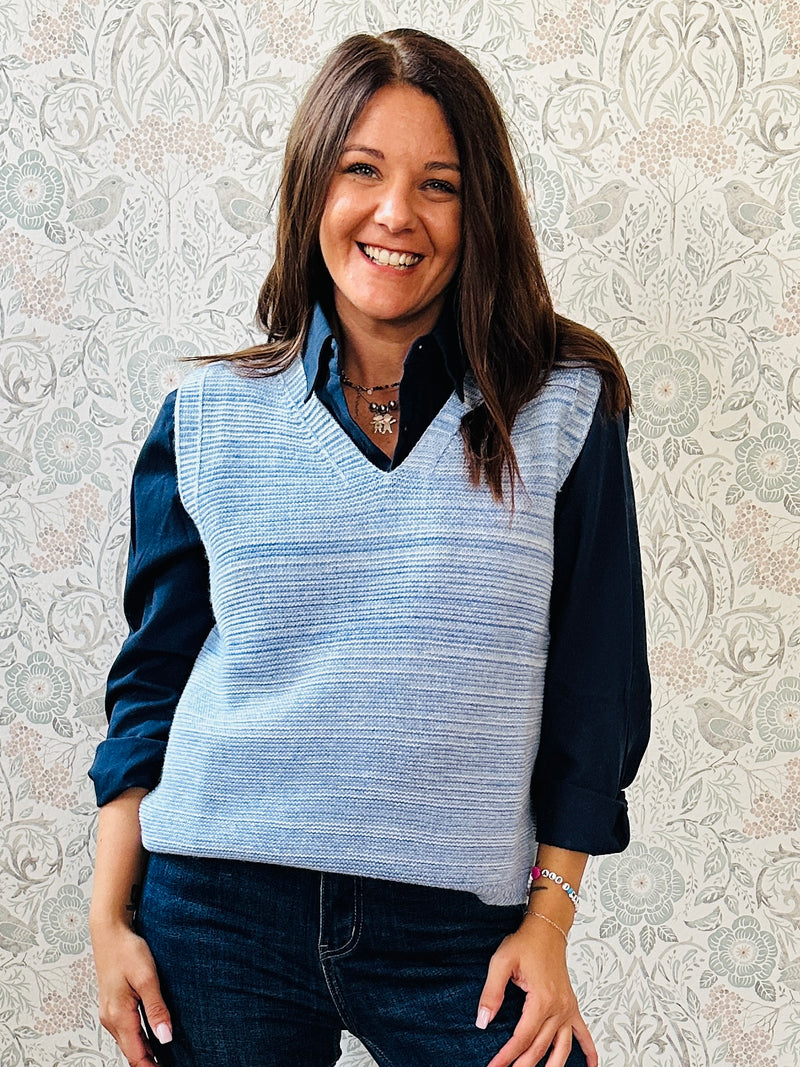 Gilet in maglia senza maniche con scollo a V, lavorazione a costine e sfumature melange.