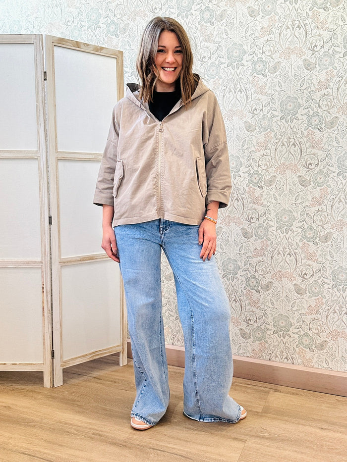 Giubbotto Parka leggero dotato di zip, tasconi e cappuccio. 