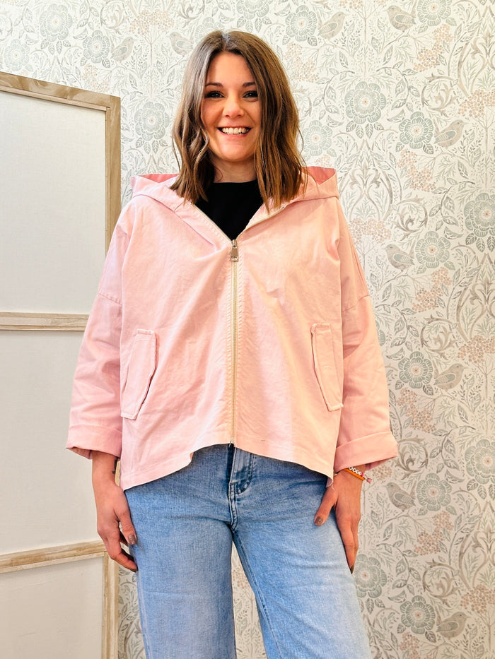Parka rosa leggero dotato di zip, tasconi e cappuccio.  