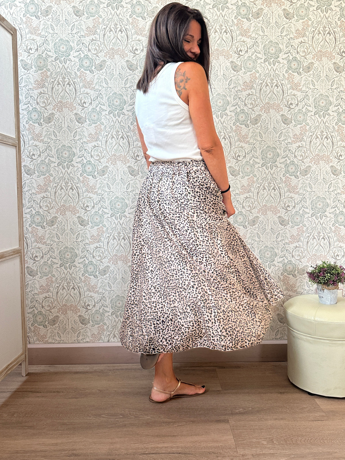 Gonna bianca midi con stampa animalier. Elastico in vita.