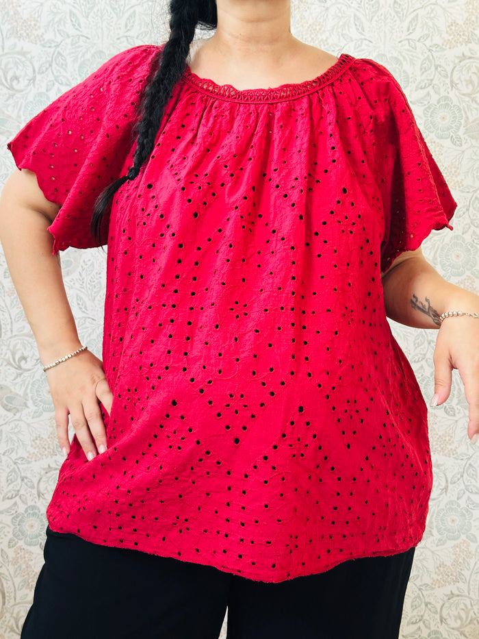 Blusa rossa, 100% viscosa, curvy, a manica corta con scollo tondo. Taglio svasato e ricami sangallo davanti. Taglia unica consigliata fino alla 54. 