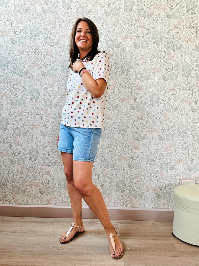 T-shirt con scollo tondo, manica corta e taglio dritto regolare. Colore bianco con pois colorati. 