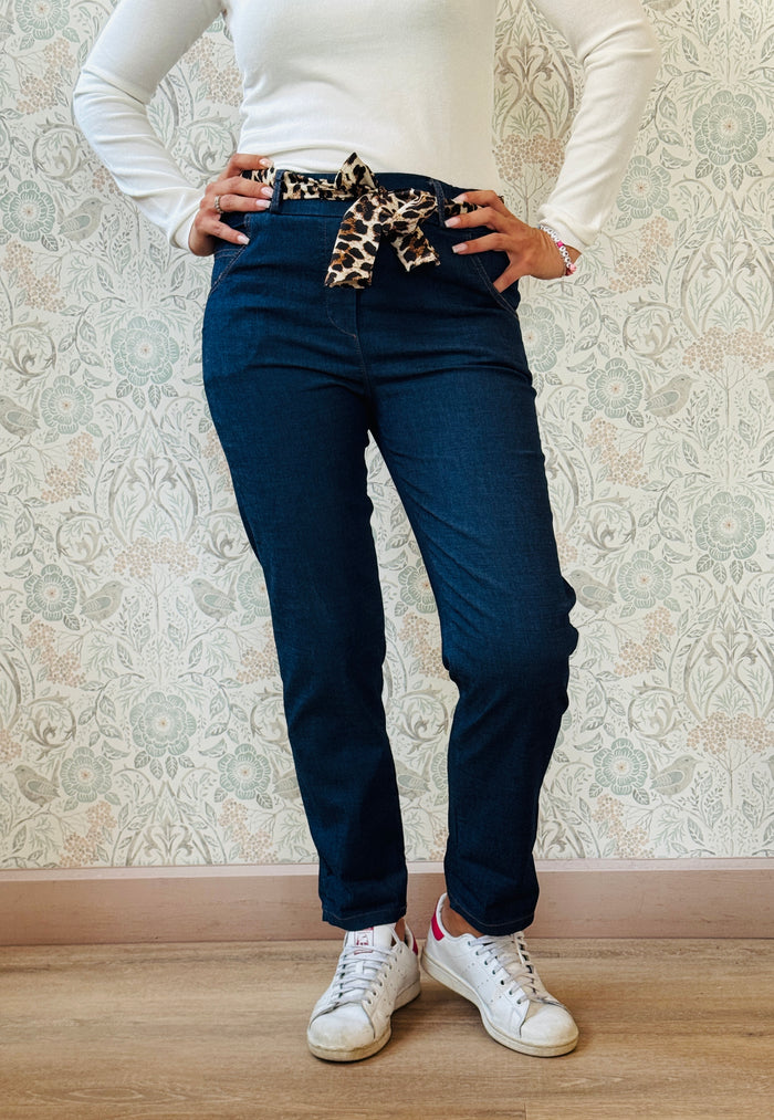 Jeans cinque tasche con elastico in vita e cintura in tessuto. Modello baggy: vestibilità larga e morbida, cavallo basso e vita regolare. Risvolto alla caviglia 