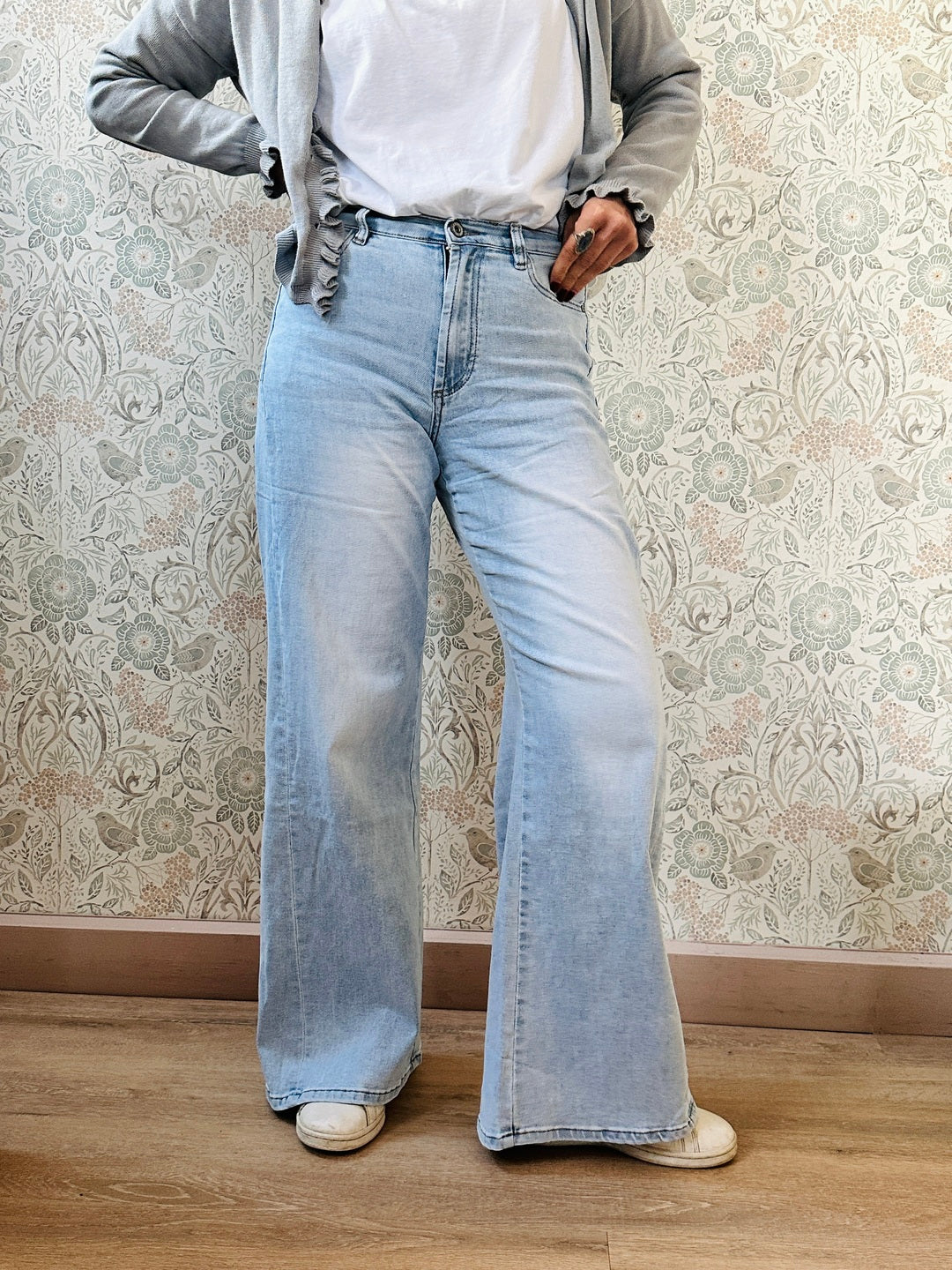 Jeans donna chiari a vita alta, a zampa, morbidi e comodi.