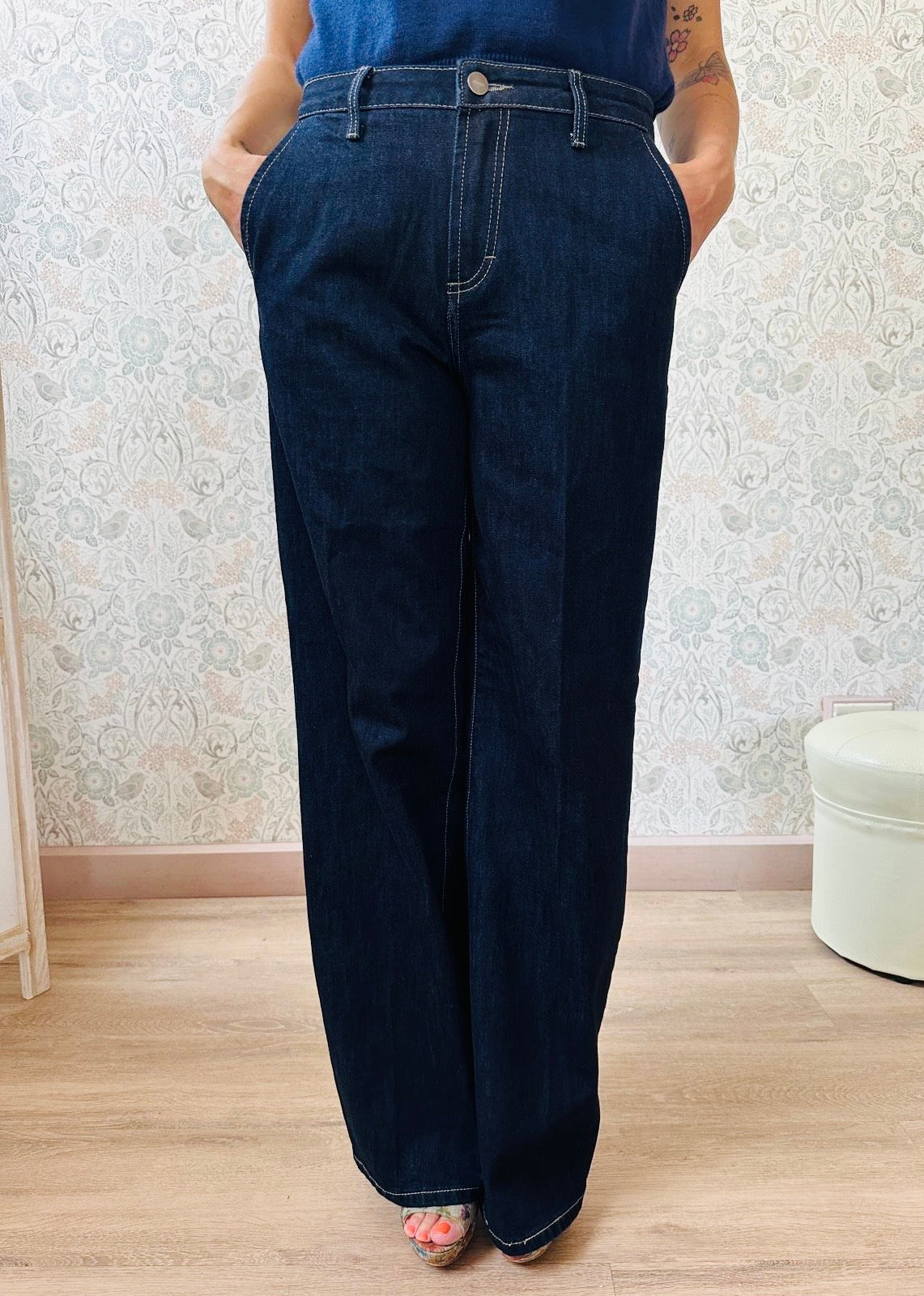 Jeans donna taglio palazzo, tasche laterali e vita regolare. Disponibile in taglia S40, M42, L44 e XL48. Outfit Must-Haves Made in Italy 