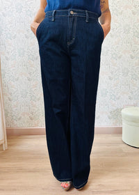Jeans donna taglio palazzo, tasche laterali e vita regolare. Disponibile in taglia S40, M42, L44 e XL48. Outfit Must-Haves Made in Italy 