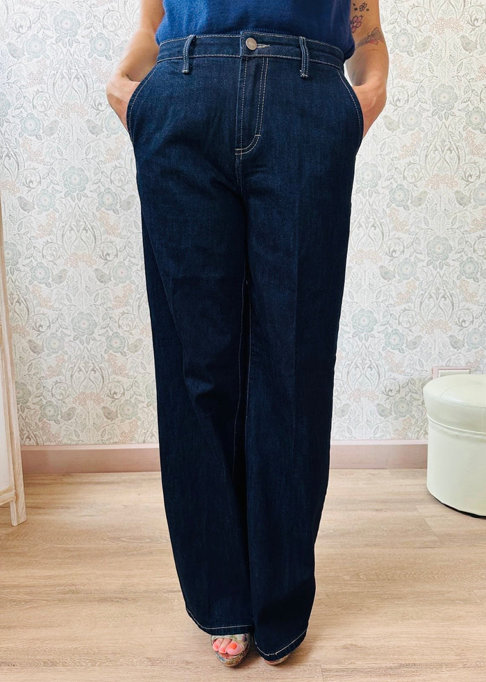 Jeans donna taglio palazzo, tasche laterali e vita regolare. Disponibile in taglia S40, M42, L44 e XL48. Outfit Must-Haves Made in Italy 