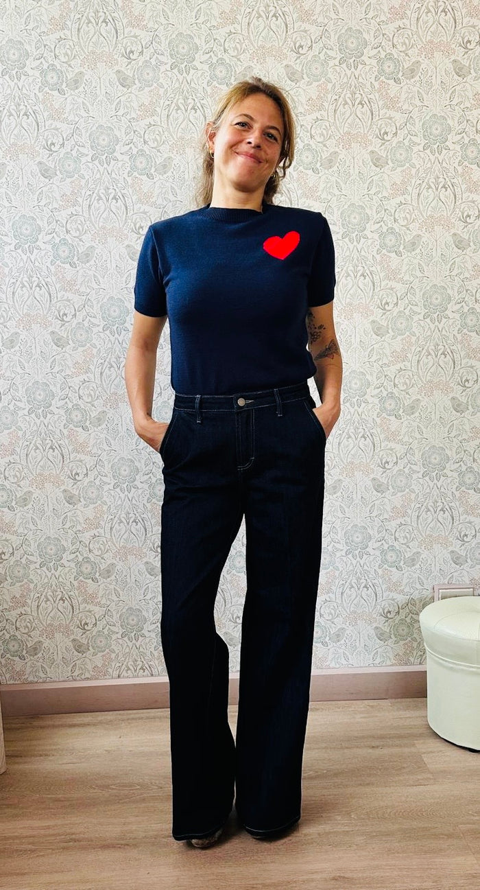 Jeans donna taglio palazzo, tasche laterali e vita regolare. Disponibile in taglia S40, M42, L44 e XL48. Outfit Must-Haves Made in Italy 