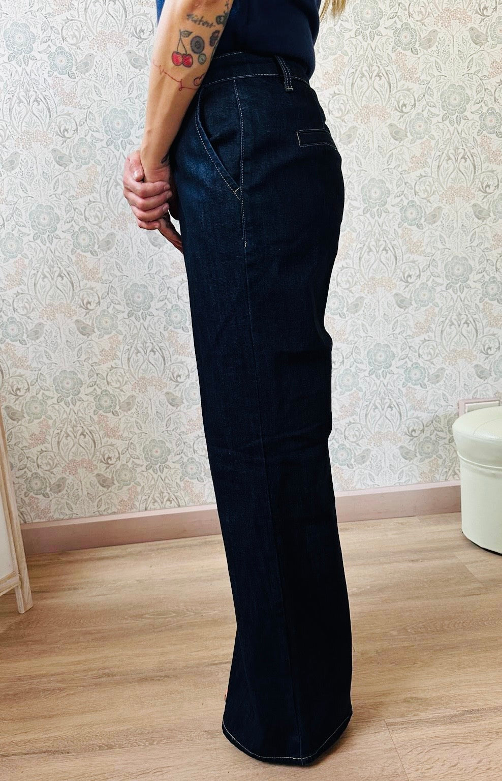 Jeans donna taglio palazzo, tasche laterali e vita regolare. Disponibile in taglia S40, M42, L44 e XL48. Outfit Must-Haves Made in Italy 