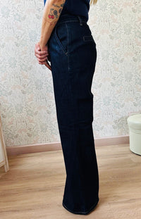 Jeans donna taglio palazzo, tasche laterali e vita regolare. Disponibile in taglia S40, M42, L44 e XL48. Outfit Must-Haves Made in Italy 