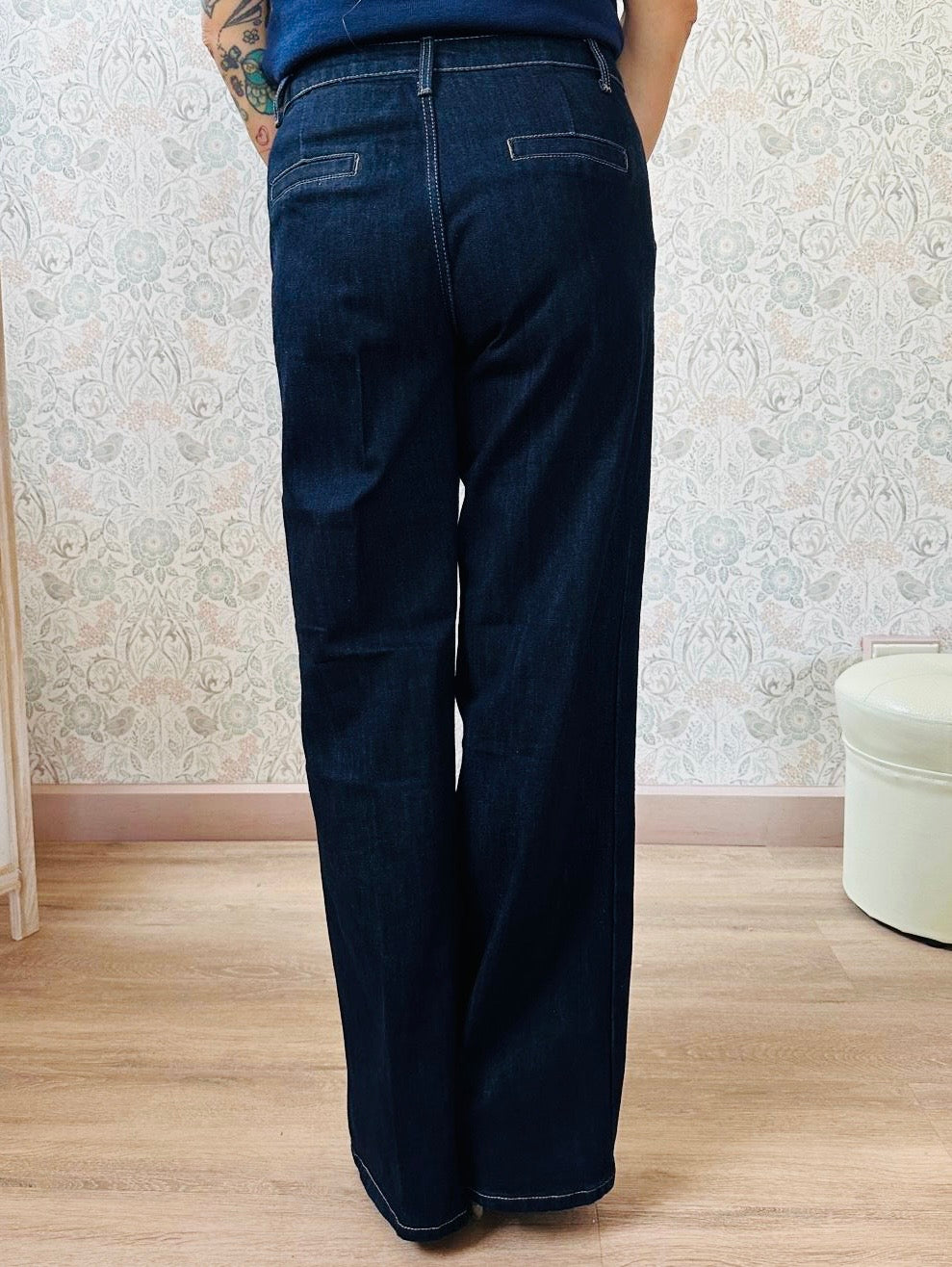 Jeans donna taglio palazzo, tasche laterali e vita regolare. Disponibile in taglia S40, M42, L44 e XL48. Outfit Must-Haves Made in Italy  