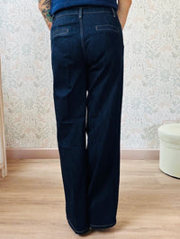 Jeans donna taglio palazzo, tasche laterali e vita regolare. Disponibile in taglia S40, M42, L44 e XL48. Outfit Must-Haves Made in Italy  
