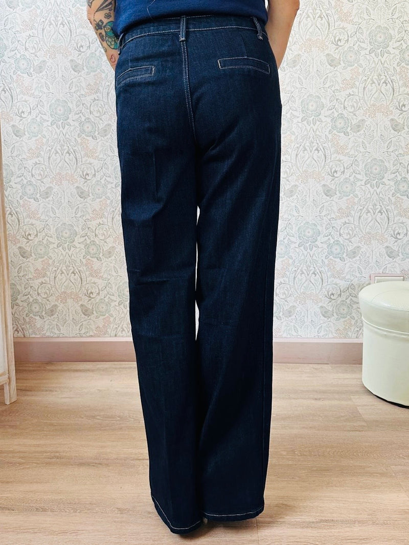 Jeans donna taglio palazzo, tasche laterali e vita regolare. Disponibile in taglia S40, M42, L44 e XL48. Outfit Must-Haves Made in Italy  