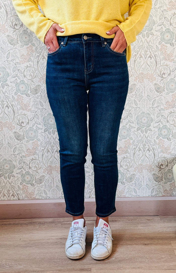 Jeans modello slim: linea affusolata, gamba dritta e vita regolare. Jeans donna cinque tasche. Disponibile in taglia S40, M42 e L44. Outfit Must-Have Made in Italy 