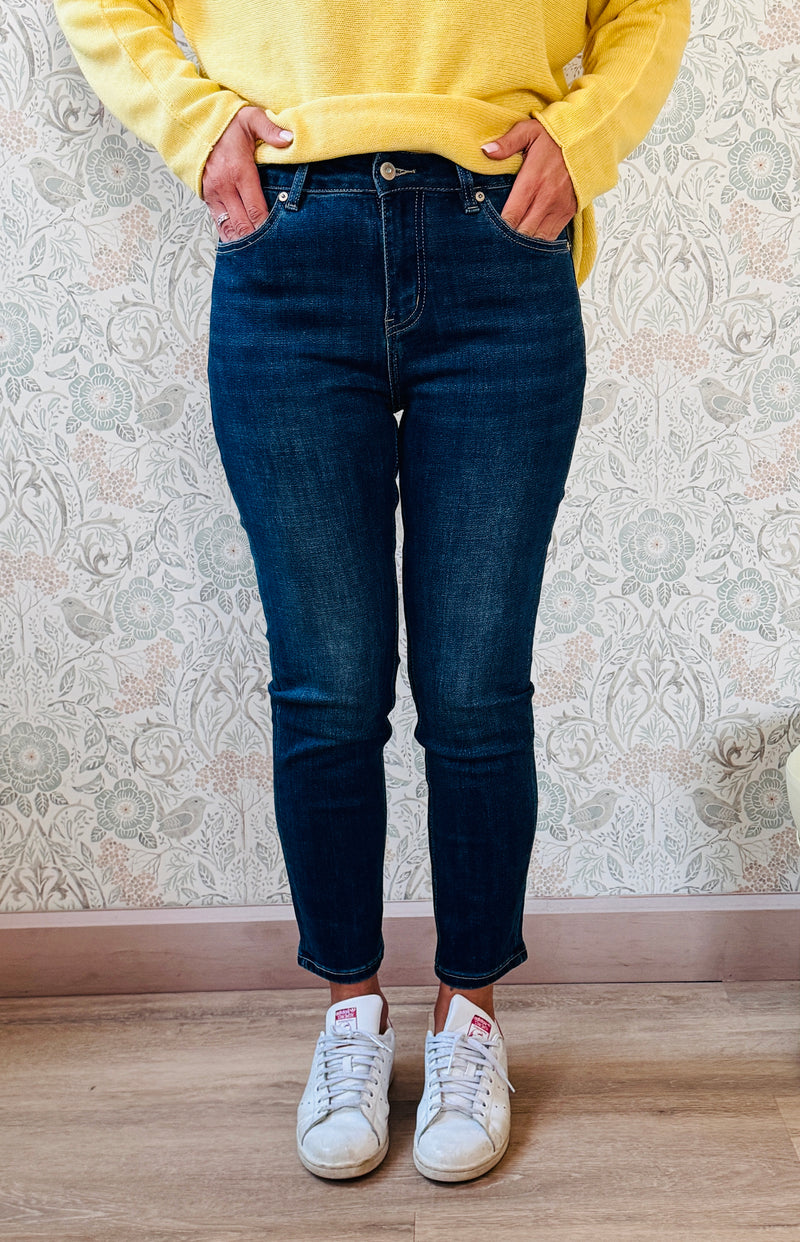 Jeans modello slim: linea affusolata, gamba dritta e vita regolare. Jeans donna cinque tasche. Disponibile in taglia S40, M42 e L44. Outfit Must-Have Made in Italy 