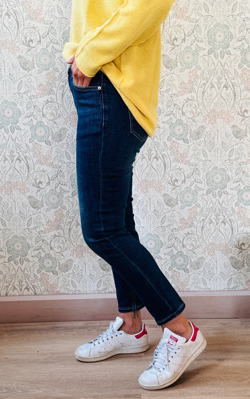 Jeans modello slim: linea affusolata, gamba dritta e vita regolare. Jeans donna cinque tasche. Disponibile in taglia S40, M42 e L44. Outfit Must-Have Made in Italy  