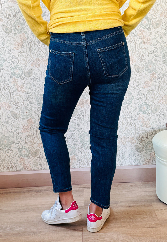 Jeans modello slim: linea affusolata, gamba dritta e vita regolare. Jeans donna cinque tasche. Disponibile in taglia S40, M42 e L44. Outfit Must-Have Made in Italy 