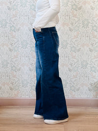 Jeans cinque tasche modello straight (taglio dritto, vestibilità comoda, vita regolare e gamba uniforme). Outfit Must-Haves Made in Italy. Dalla S40 alla XL46  