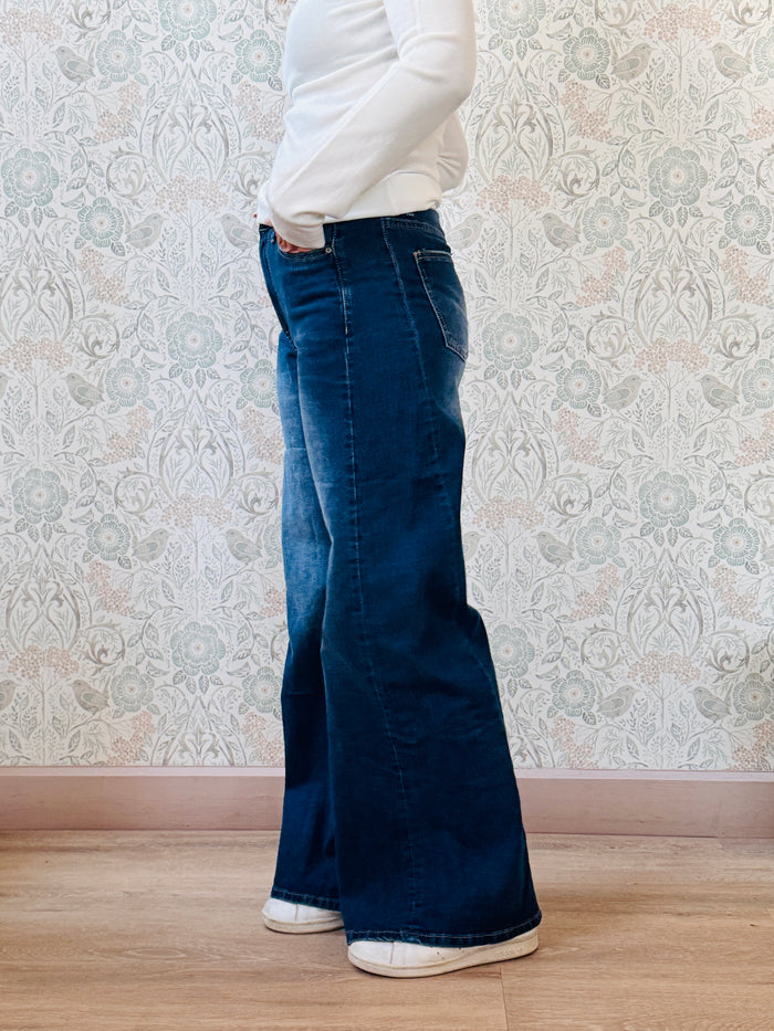 Jeans cinque tasche modello straight (taglio dritto, vestibilità comoda, vita regolare e gamba uniforme). Outfit Must-Haves Made in Italy. Dalla S40 alla XL46  