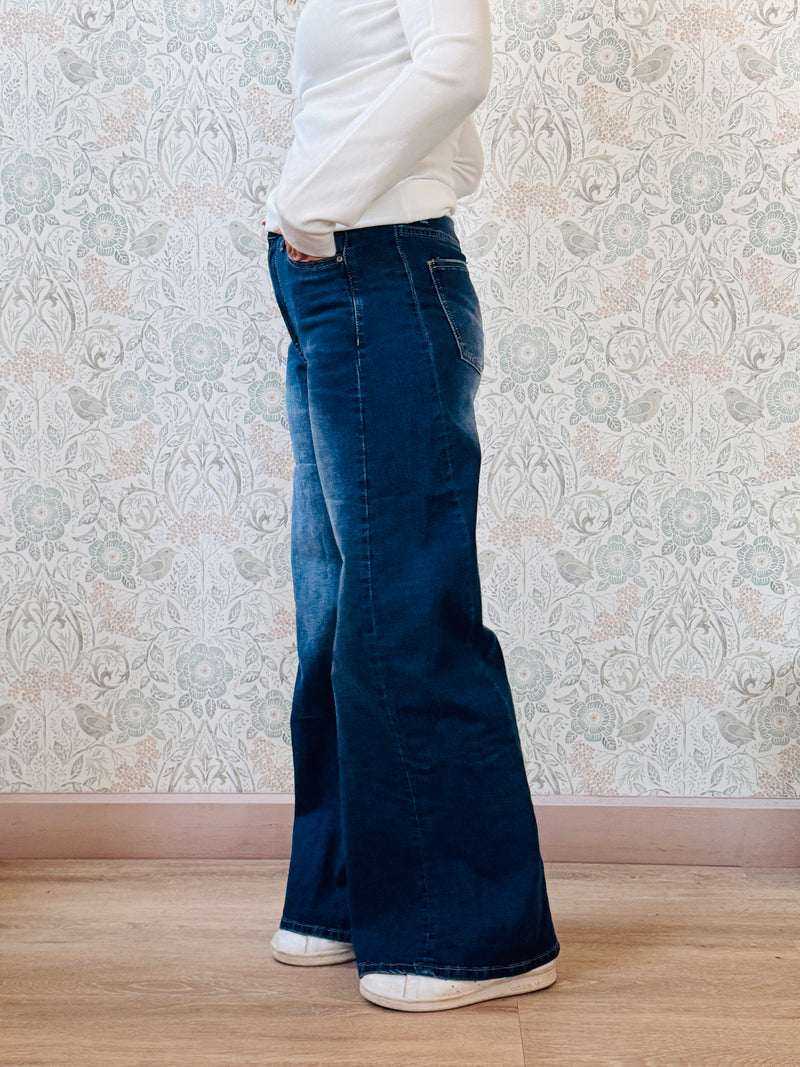 Jeans cinque tasche modello straight (taglio dritto, vestibilità comoda, vita regolare e gamba uniforme). Outfit Must-Haves Made in Italy. Dalla S40 alla XL46  