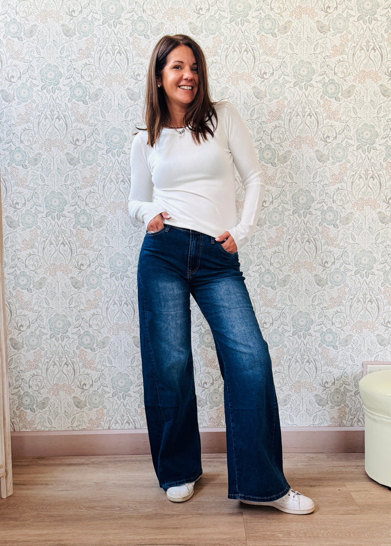 Jeans cinque tasche modello straight (taglio dritto, vestibilità comoda, vita regolare e gamba uniforme). Outfit Must-Haves Made in Italy. Dalla S40 alla XL46   
