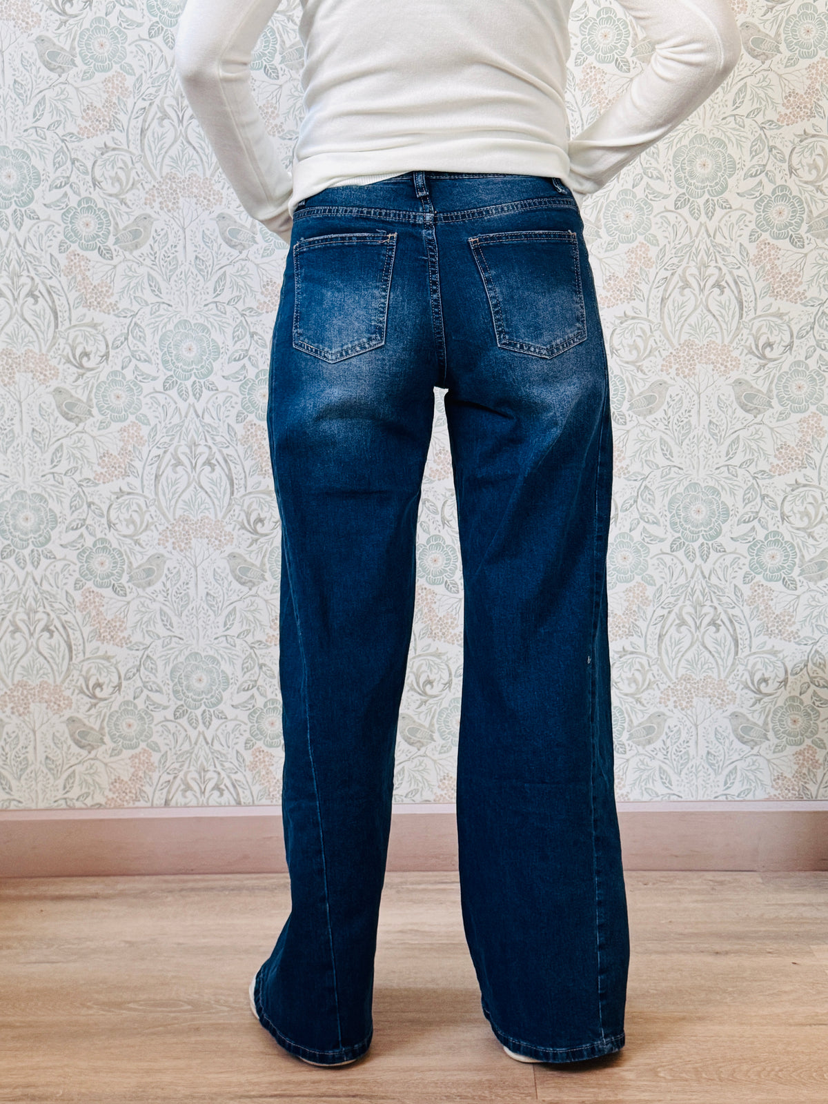 Jeans cinque tasche modello straight (taglio dritto, vestibilità comoda, vita regolare e gamba uniforme). Outfit Must-Haves Made in Italy. Dalla S40 alla XL46   