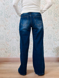 Jeans cinque tasche modello straight (taglio dritto, vestibilità comoda, vita regolare e gamba uniforme). Outfit Must-Haves Made in Italy. Dalla S40 alla XL46   