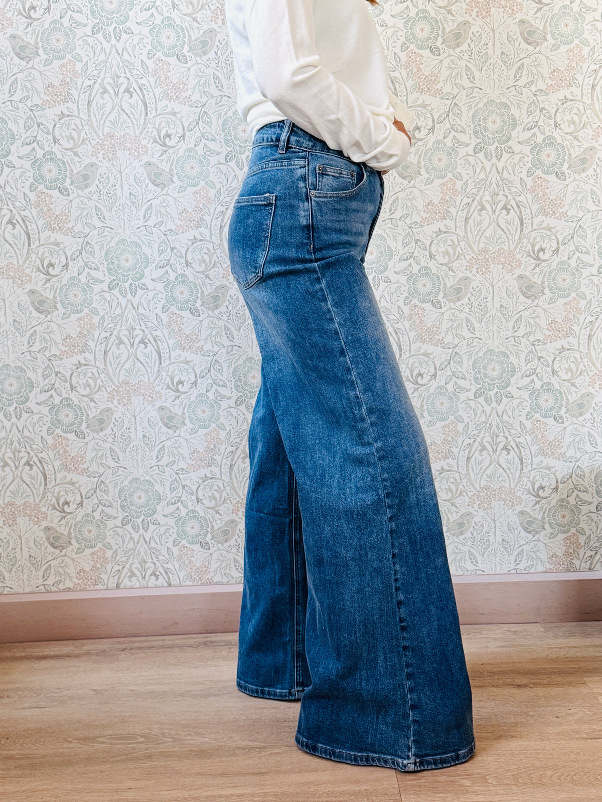 Jeans modello wide: vita regolare, gamba ampia e dritta. Vestibilità comoda. 