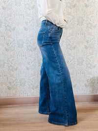Jeans modello wide: vita regolare, gamba ampia e dritta. Vestibilità comoda. 