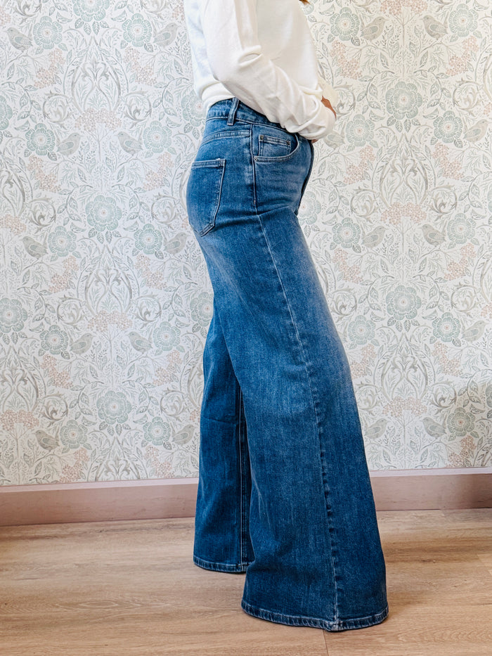 Jeans modello wide: vita regolare, gamba ampia e dritta. Vestibilità comoda. 