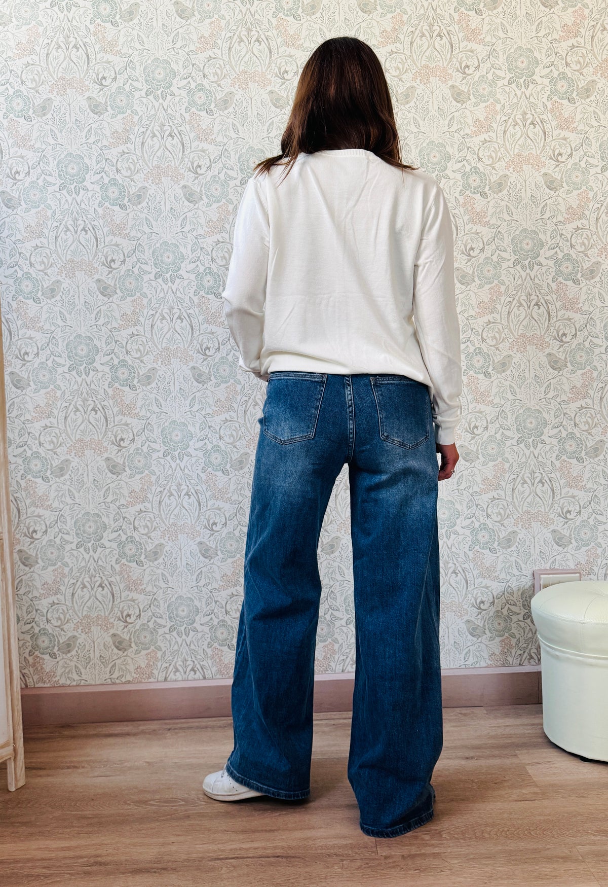 Jeans modello wide: vita regolare, gamba ampia e dritta. Vestibilità comoda. 