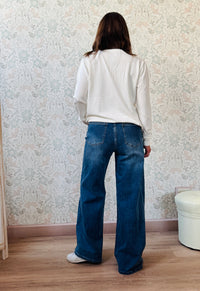 Jeans modello wide: vita regolare, gamba ampia e dritta. Vestibilità comoda. 