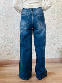 Jeans modello wide: vita regolare, gamba ampia e dritta. Vestibilità comoda.